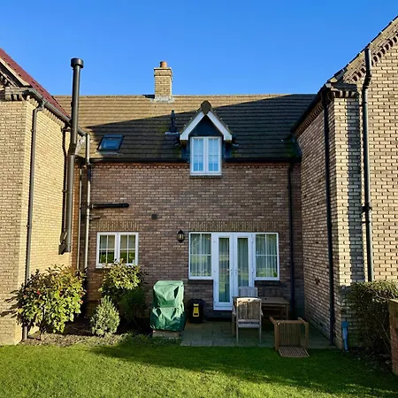 The House - Part Of The The Bay Village With Pool, Gym And Direct Access, Pub, Restaurant, Tennis And Meadows Walks *