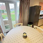 The House - Part Of The The Bay Village With Pool, Gym And Direct Access, Pub, Restaurant, Tennis And Meadows Walks 度假居 法利