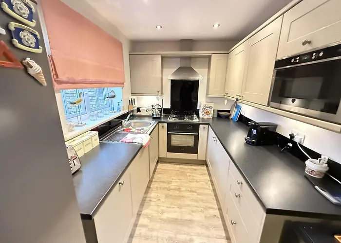 The House - Part Of The The Bay Village With Pool, Gym And Direct Access, Pub, Restaurant, Tennis And Meadows Walks Hébergement de vacances *